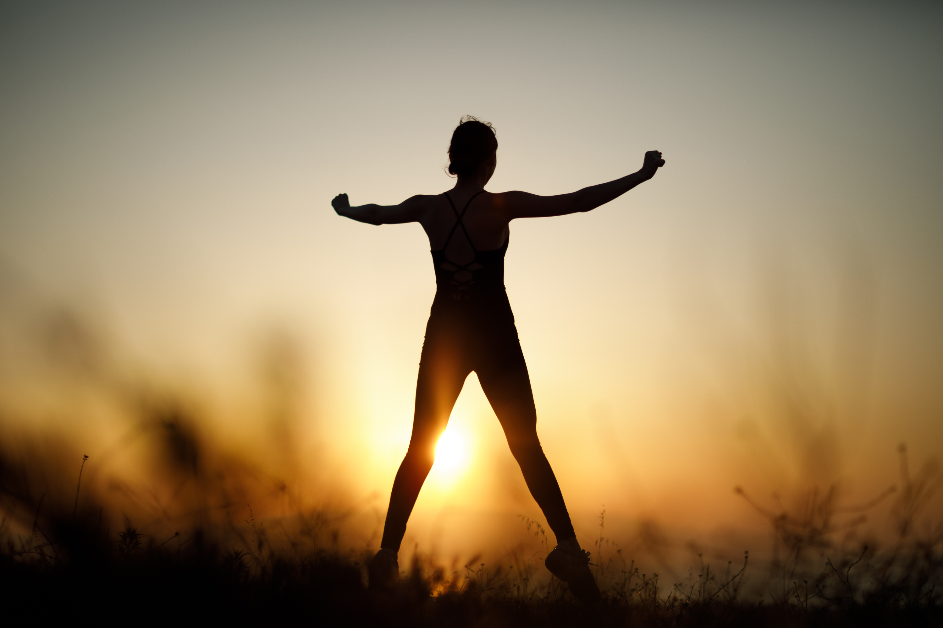 Frau im Sonnenaufgang – BeYOUtiful